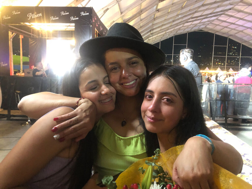 Esposa e hijas: Ana María y María Paulina de Juan Carlos Vargas "Alacrán", 