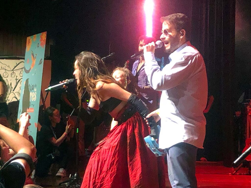 Juan Camilo Suárez Román cantando con Monsieur Periné