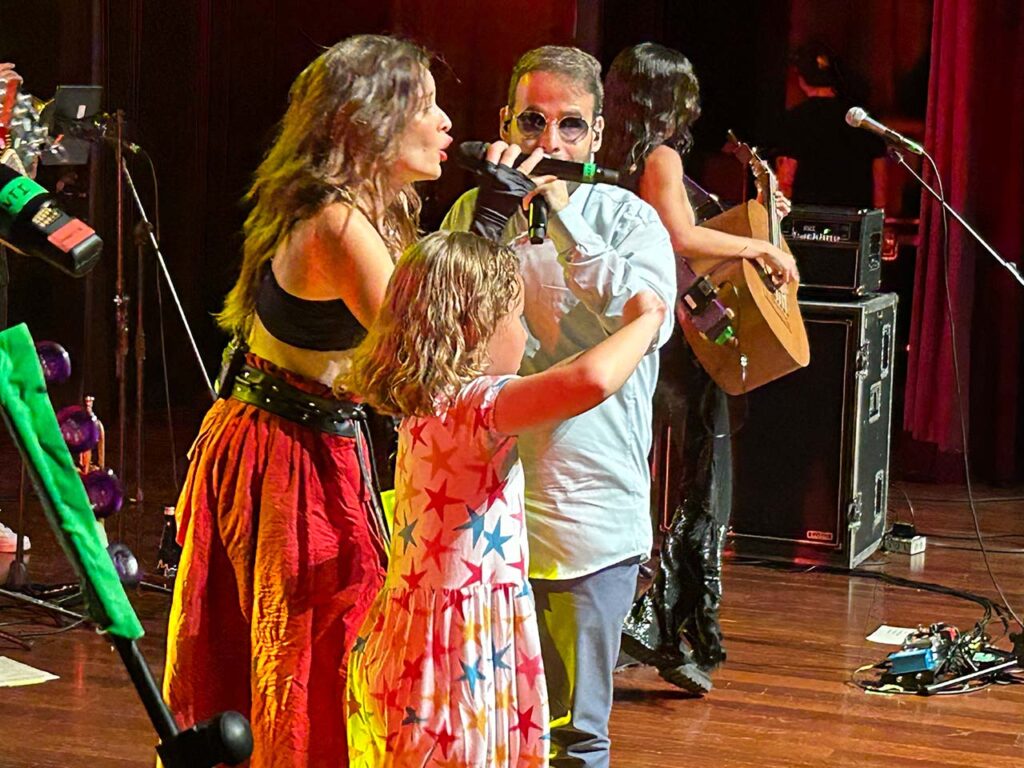 Juan Camilo Suárez Román cantando con Monsieur Periné
