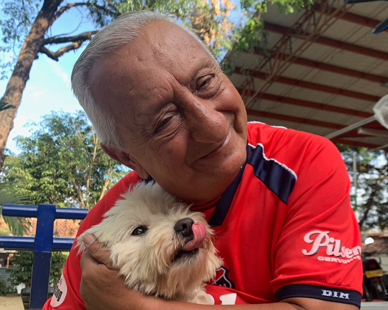 Independiente Medellín Giraldo Zuluaga y su animal de compañía