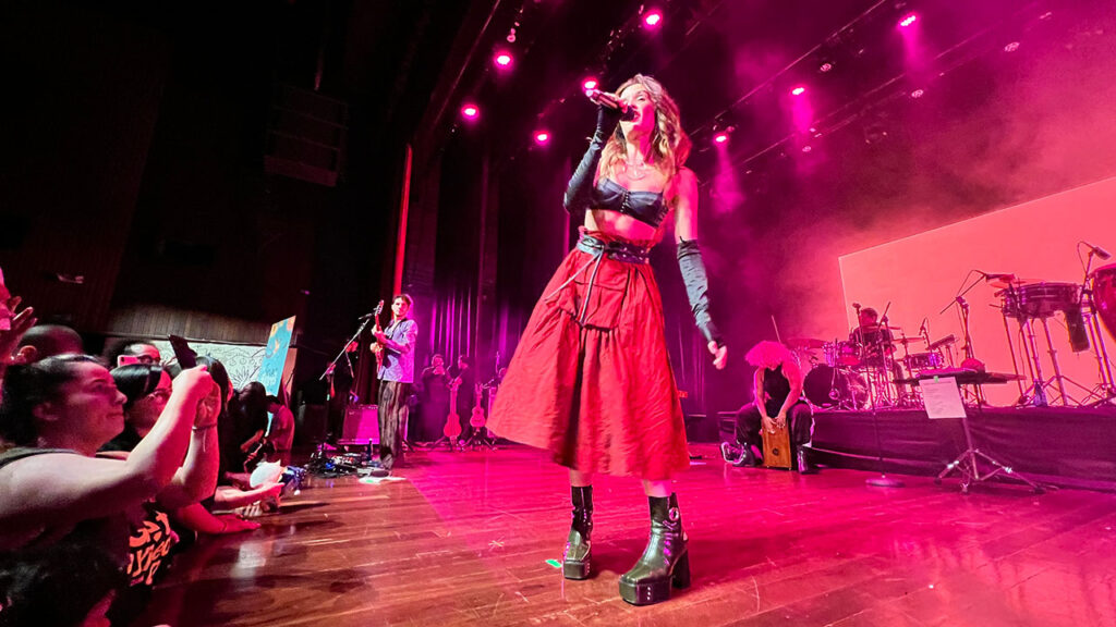 Monsieur Periné en el escenario Todos Somos Uno