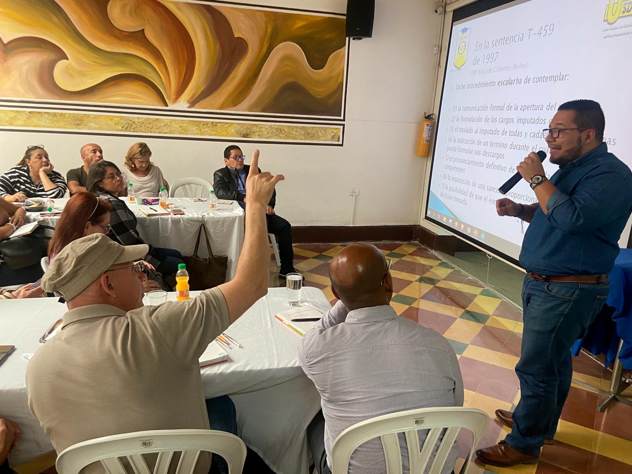 La Alcaldía de Medellín avanza en el cumplimiento de 71 acuerdos con las organizaciones sindicales de educación La Alcaldía de Medellín avanza en el cumplimiento de 71 acuerdos con las organizaciones sindicales de educación