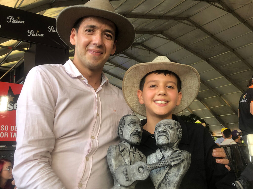 Kevin Duque “El Paisita de Oriente”, Rey Infantil de la Trova, Ciudad de Medellín y su profesor de trova, Edwin Alexis Alzate Giraldo