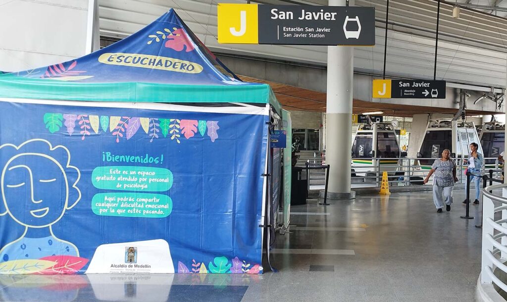 Escuchadero para parejas en la estación San Javier del Metro