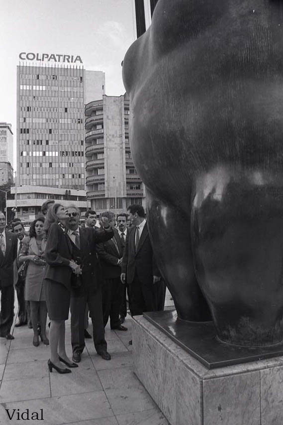 Fernando Botero Angulo y su famosa gorda en el Parque de Berrío en Medellín - Foto Carlos Vidal