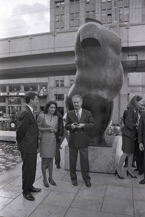 Fernando Botero Angulo y su famosa gorda en el Parque de Berrío en Medellín - Foto Carlos Vidal