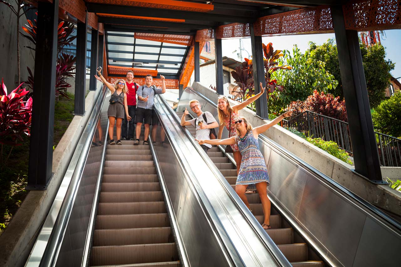 Medellín realiza el primer estudio de cargas turísticas del país, para conocer el límite de visitantes en la comuna 13