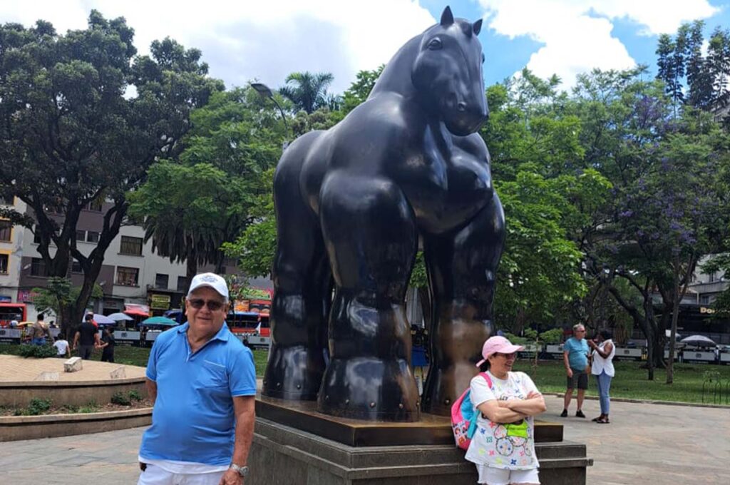 Turistas panameños visitan Medellín - Plaza Botero