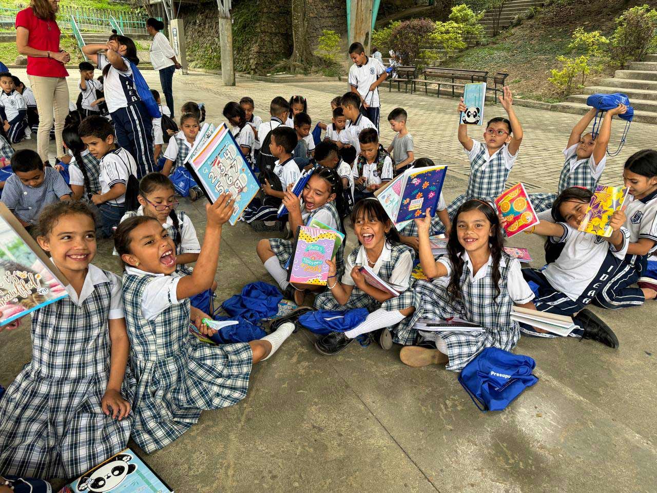 La Alcaldía de Medellín y la comunidad entregarán 4.000 kits escolares para alumnos de las instituciones educativas oficiales de Altavista La Alcaldía de Medellín y la comunidad entregarán 4.000 kits escolares para alumnos de las instituciones educativas oficiales de Altavista