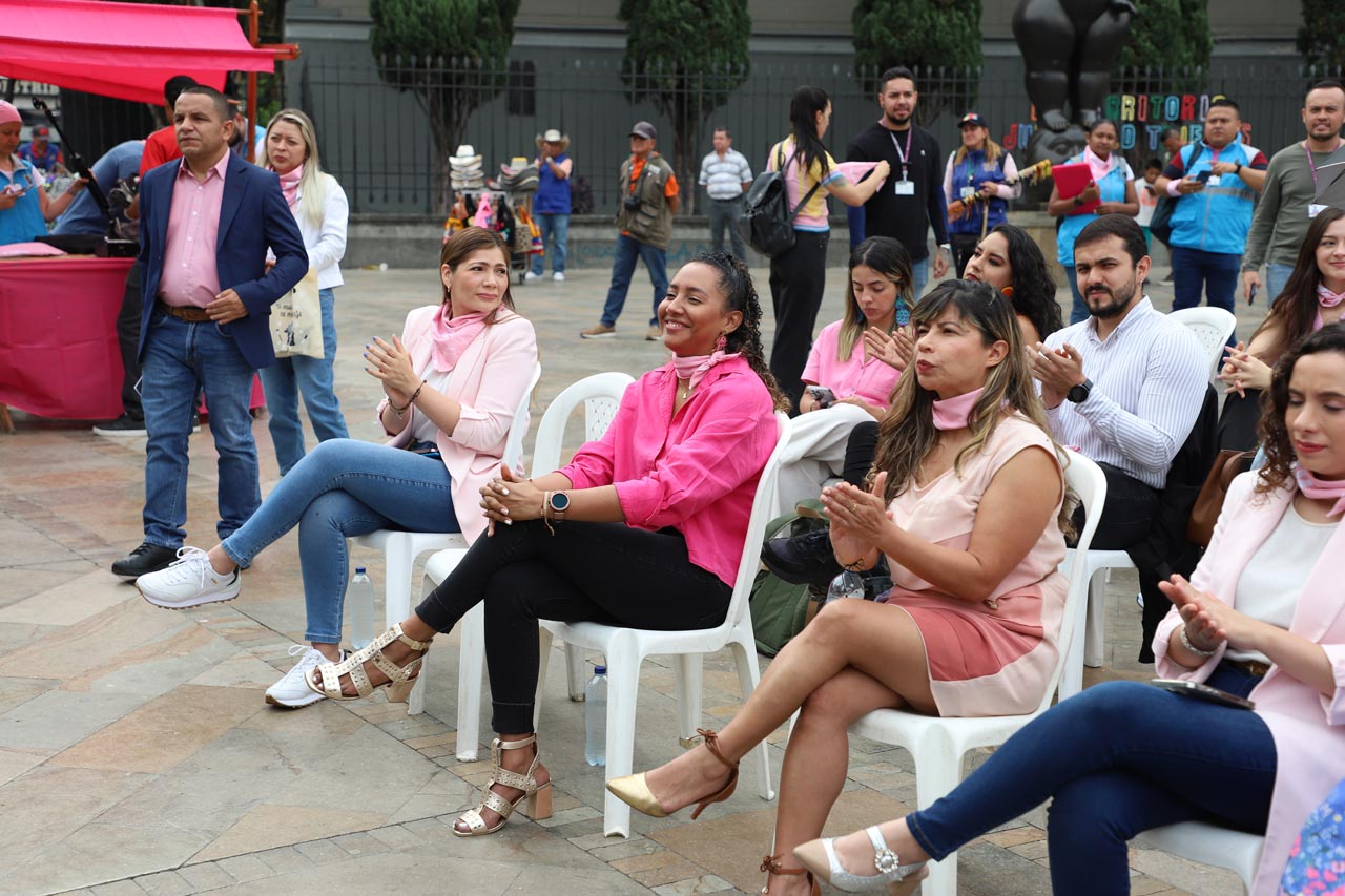 Con programación abierta al público, Medellín conmemora la lucha contra el cáncer de mama Con programación abierta al público, Medellín conmemora la lucha contra el cáncer de mama