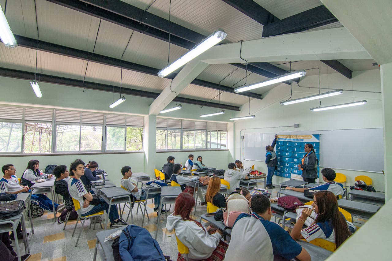 En la institución educativa Gilberto Alzate Avendaño estrenan aulas de clase y restaurante escolar