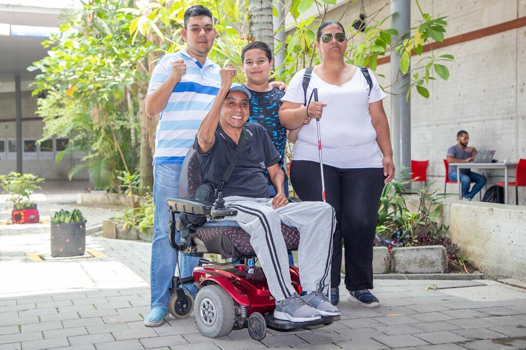 Población con discapacidad, sus familias y cuidadores