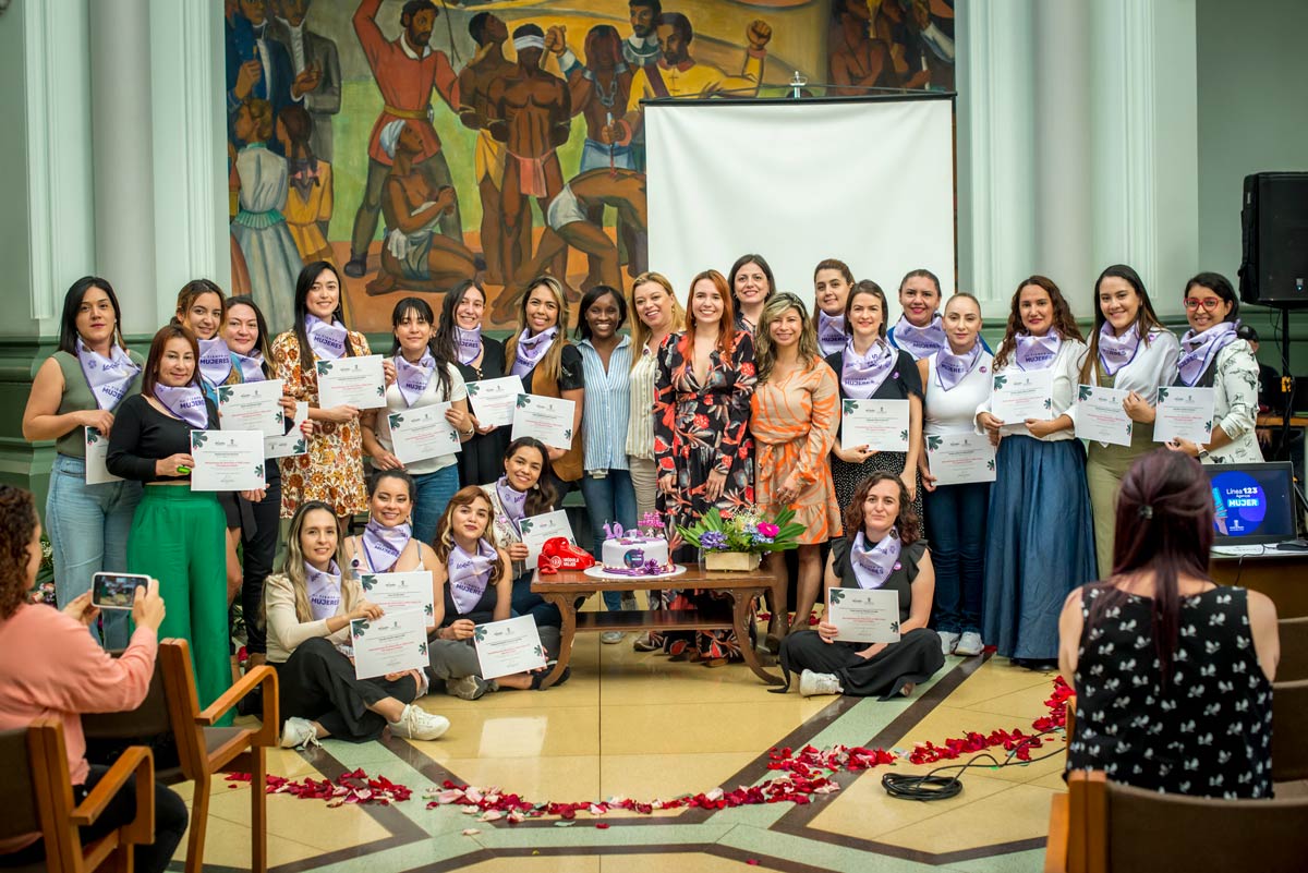 10 años agencia mujer