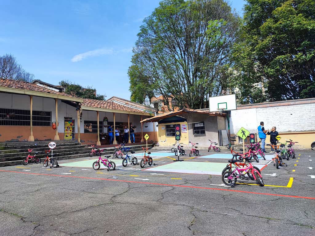 Colegio femenino de Medellín recibe la primera pista de tránsito