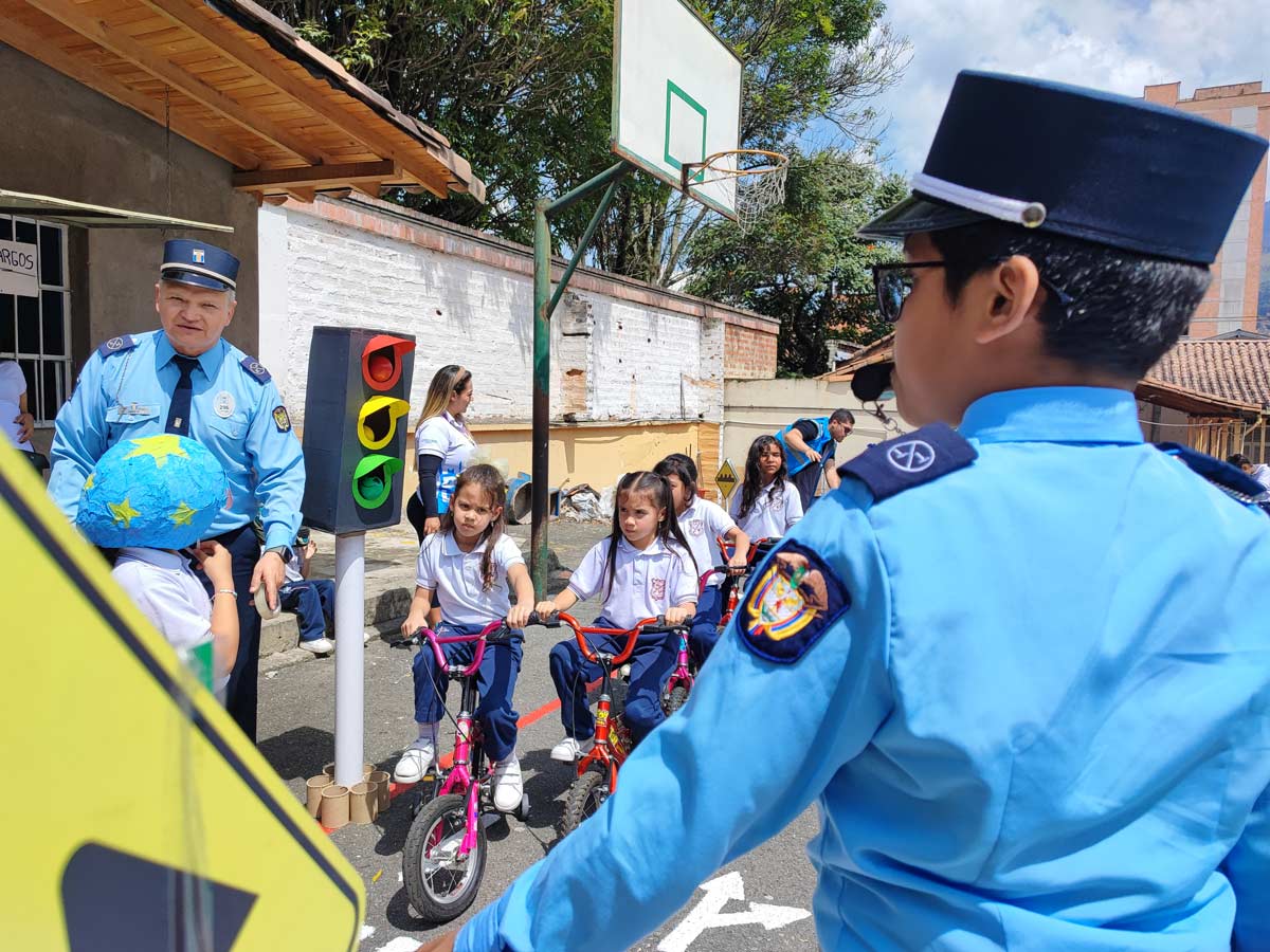 Colegio femenino de Medellín recibe la primera pista de tránsito