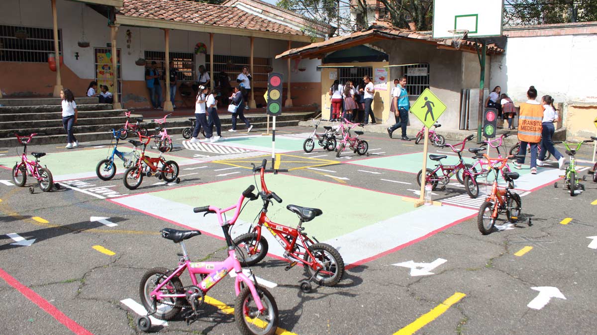 Colegio femenino de Medellín recibe la primera pista de tránsito