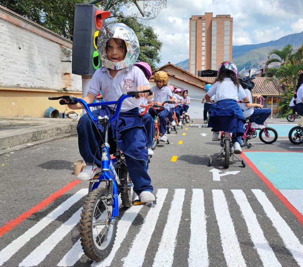 Colegio femenino de Medellín recibe la primera pista de tránsito