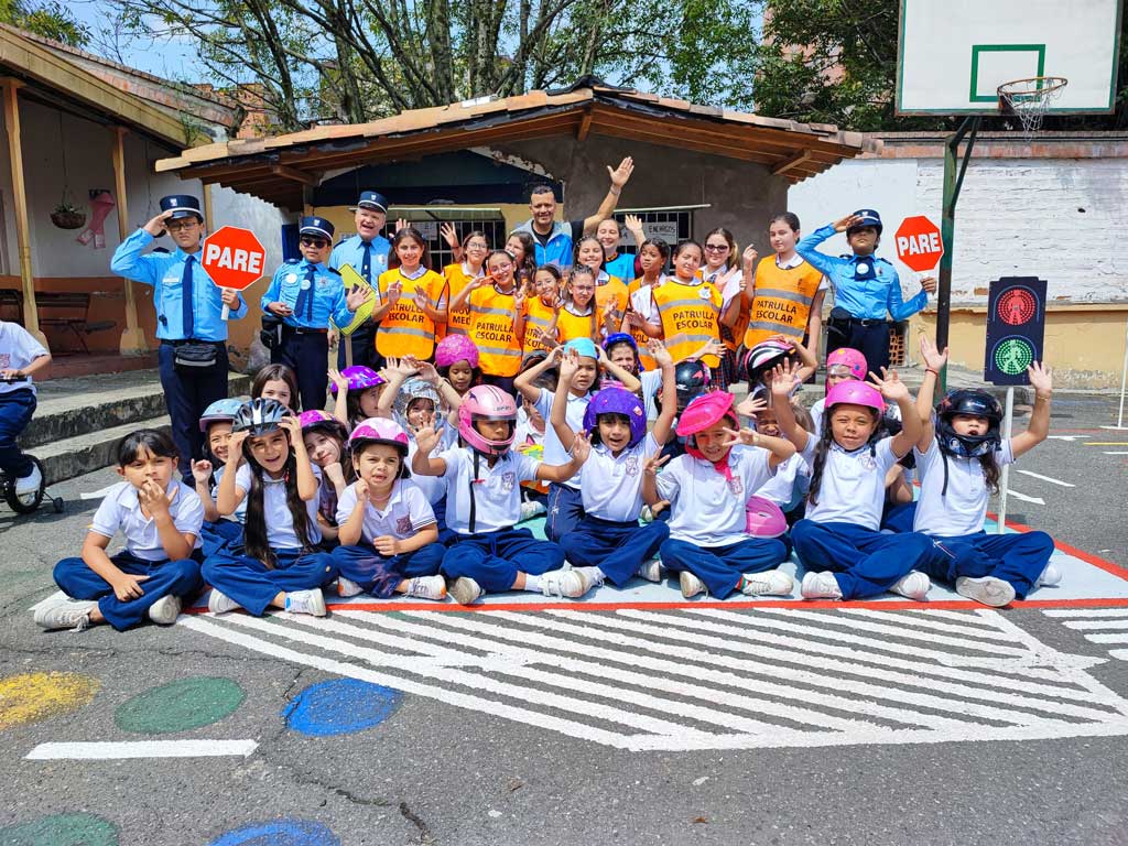 Colegio femenino de Medellín recibe la primera pista de tránsito