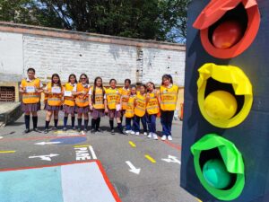 Colegio femenino de Medellín recibe la primera pista de tránsito