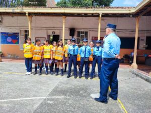 Colegio femenino de Medellín recibe la primera pista de tránsito