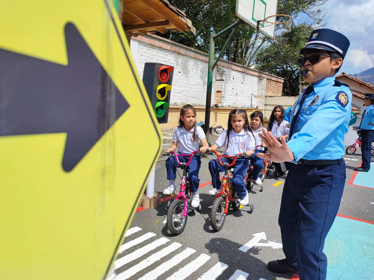 Colegio femenino de Medellín recibe la primera pista de tránsito