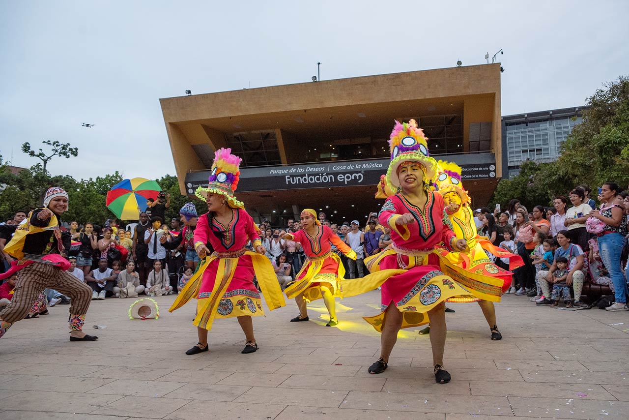 Con más de 300 artistas, Medellín celebra el primer Festival de la Revolución Cultural Con más de 300 artistas, Medellín celebra el primer Festival de la Revolución Cultural
