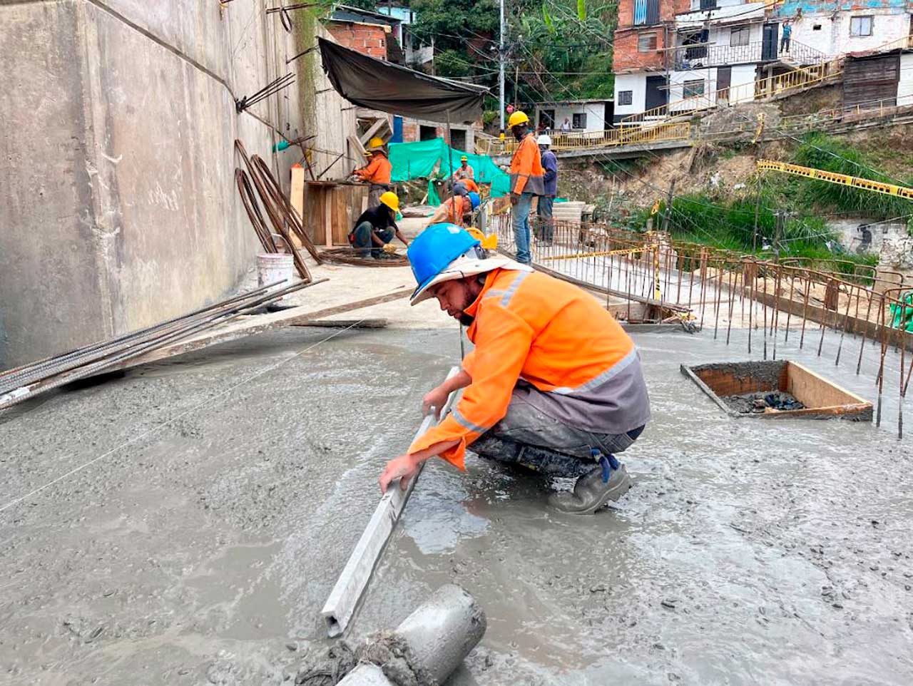 Obras que transforman: avanza el vaciado de la losa de concreto que da continuidad al graffitour en la comuna 13