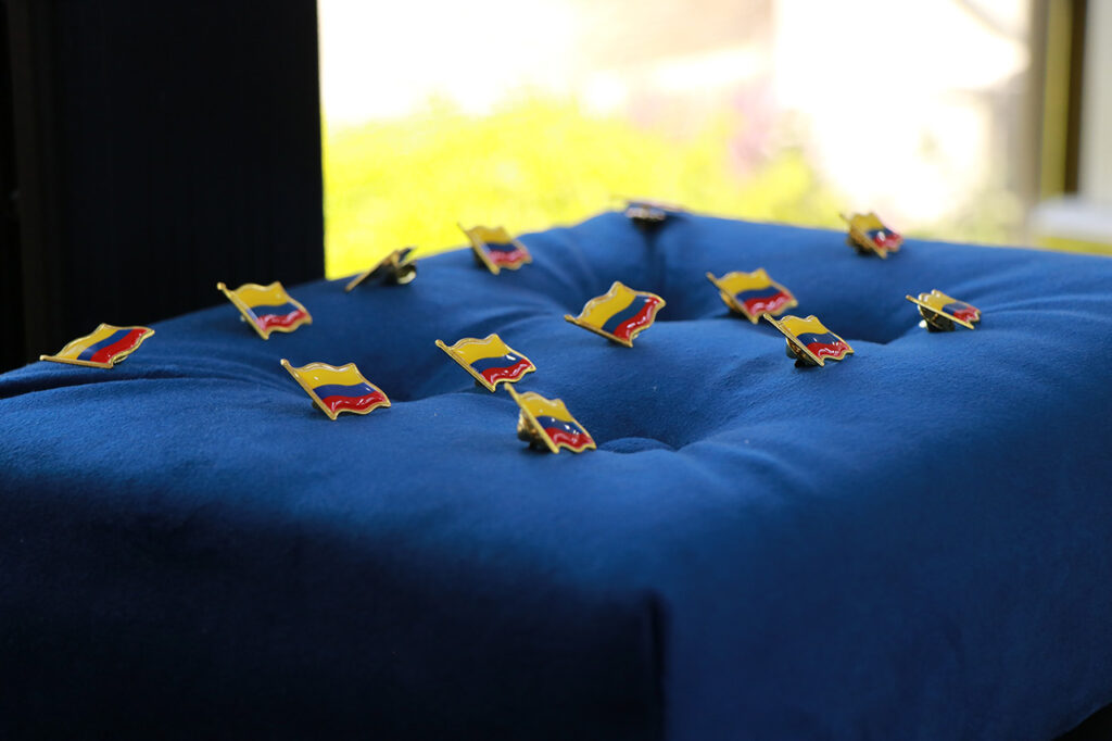 Los nuevos nacionalizados recibieron el escudo de Colombia