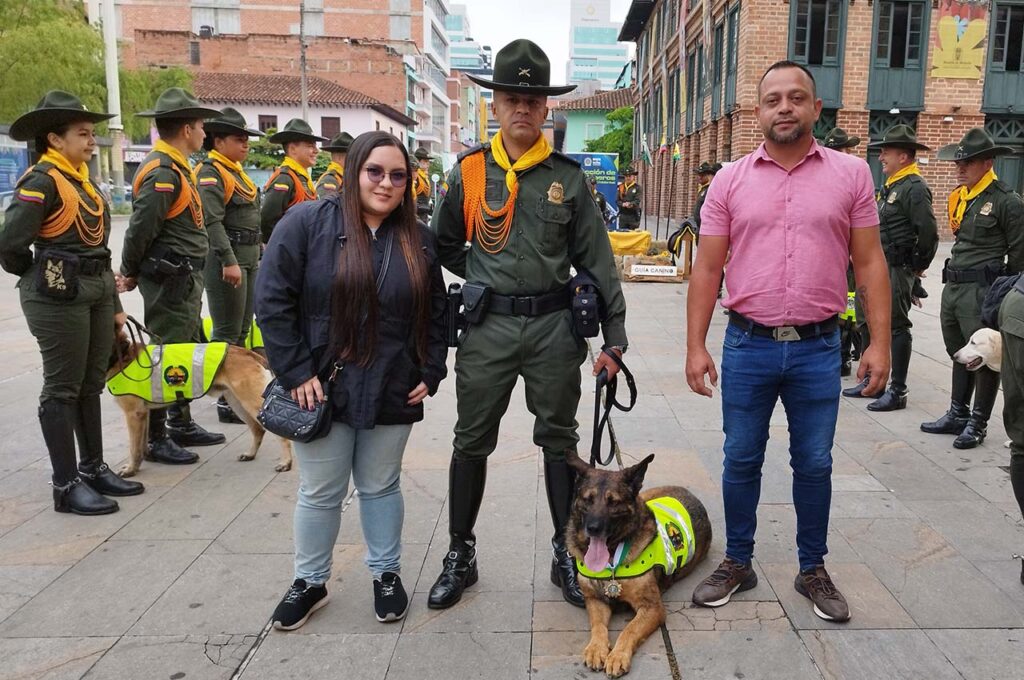 Andrés David Galeano Zapata y Melissa Suaza Vélez con su nuevo amigo Kobu