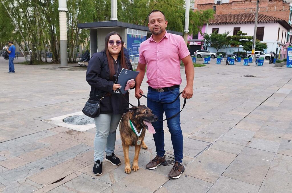 Andrés David Galeano Zapata y Melissa Suaza Vélez con su nuevo amigo Kobu
