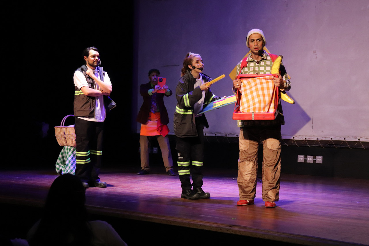 Funcionarios de la Subsecretaría de Espacio Público se capacitan con teatro