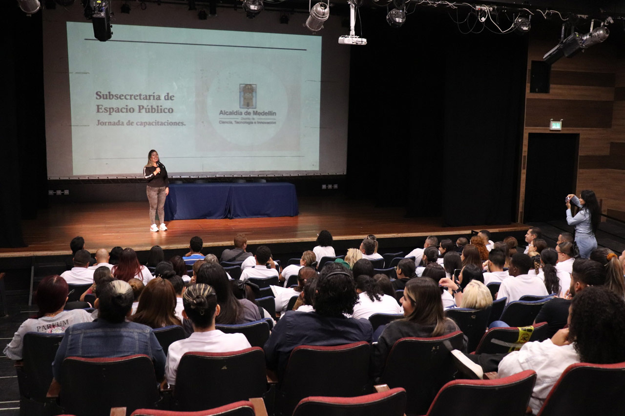 Funcionarios de la Subsecretaría de Espacio Público se capacitan con teatro Funcionarios de la Subsecretaría de Espacio Público se capacitan con teatro