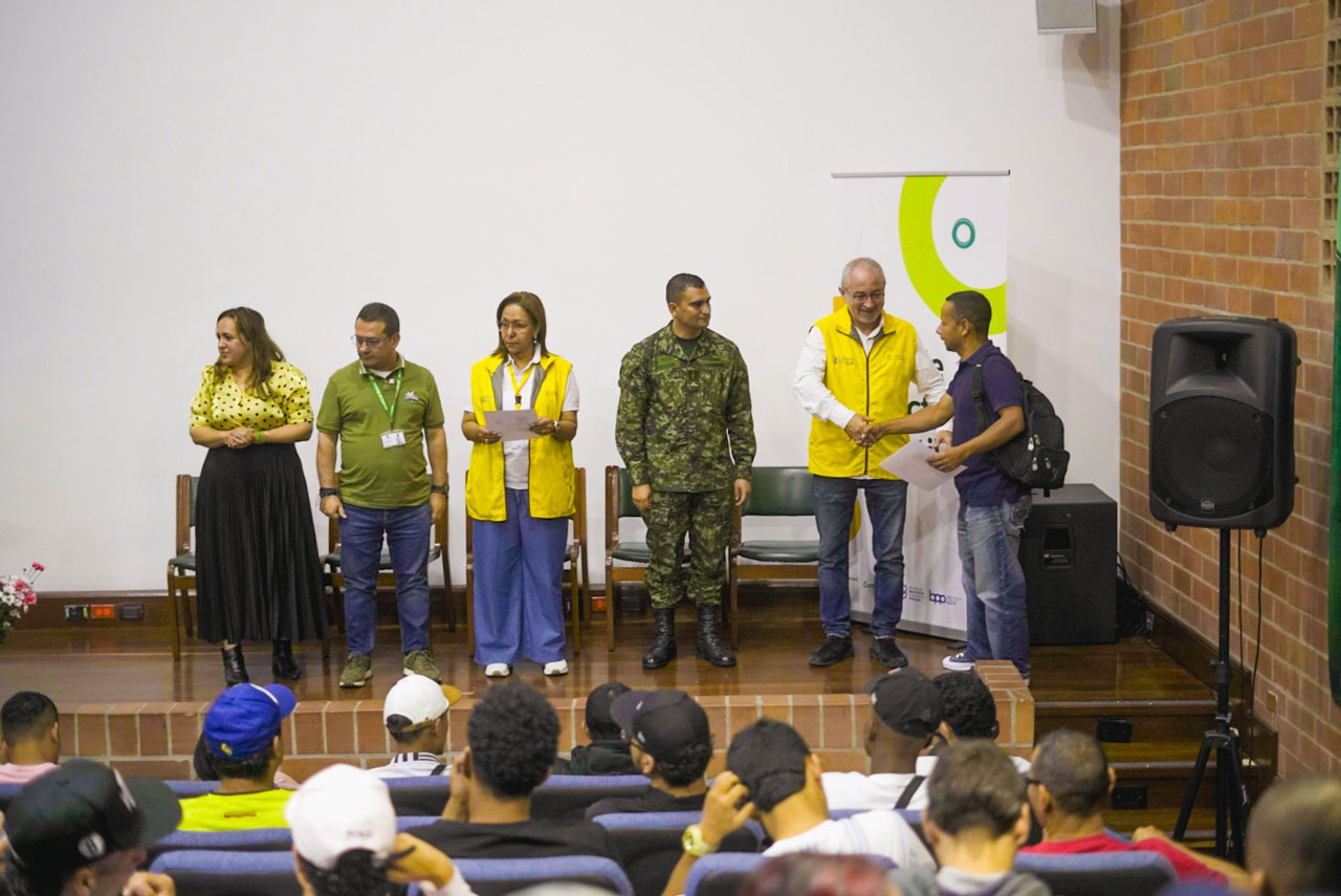 En primera jornada de este año, la Alcaldía de Medellín entregó libreta militar a 77 víctimas del conflicto