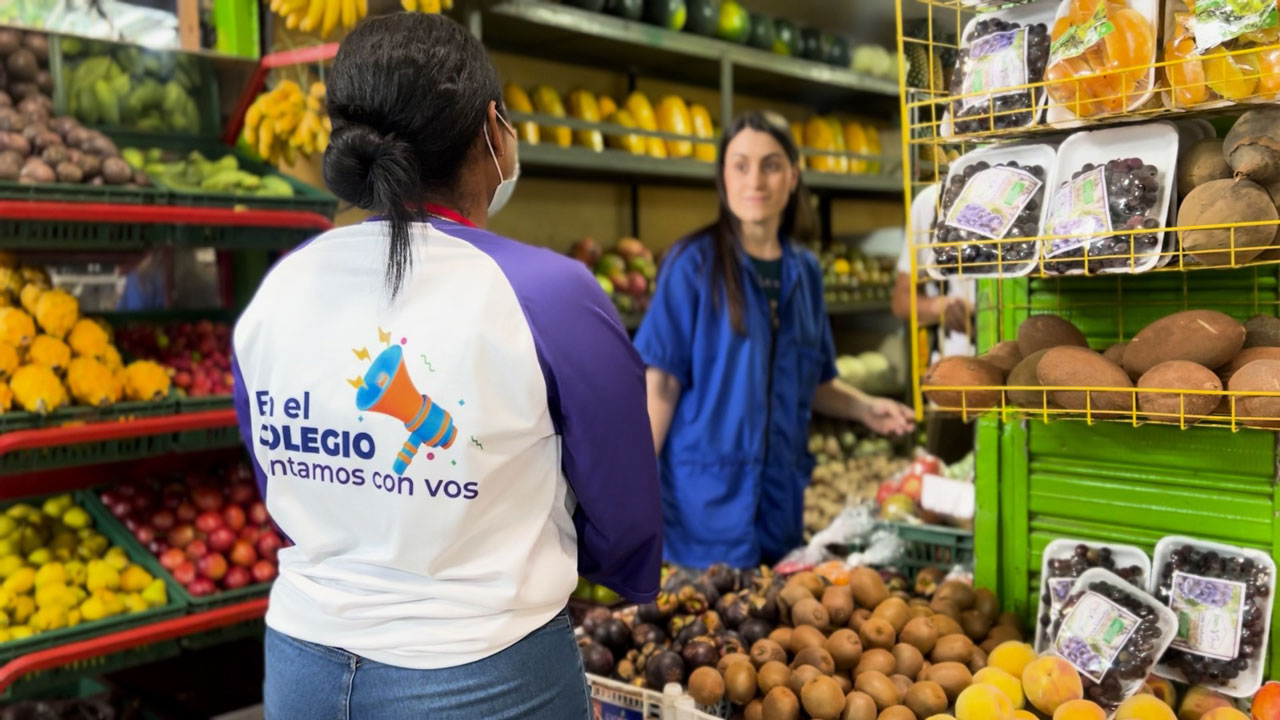 La Alcaldía de Medellín llega hasta las plazas de mercado para buscar a niñas, niños y jóvenes desescolarizados