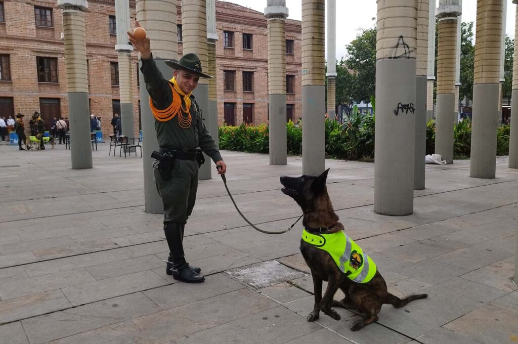 Patrullero Esneyder Miranda y su perro Dante