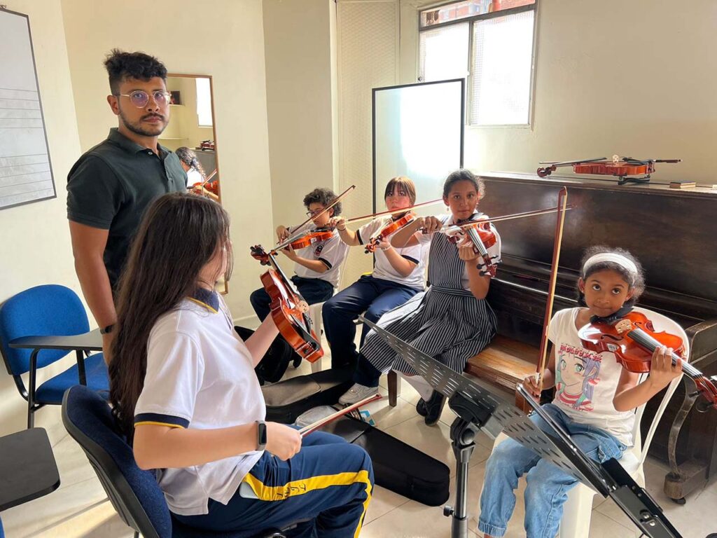 Sebastián Montoya con sus estudiantes de tango en violín