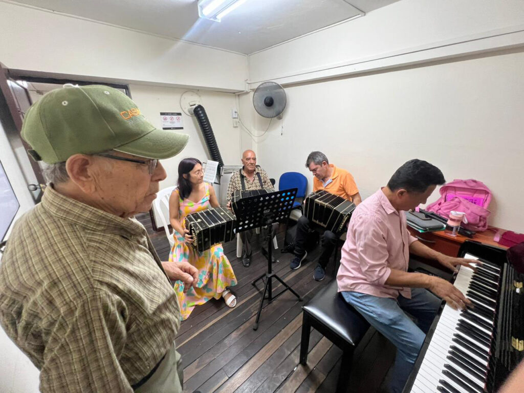 A la izquierda, Sigifredo Vargas, junto con sus compañeros de clase de canto.