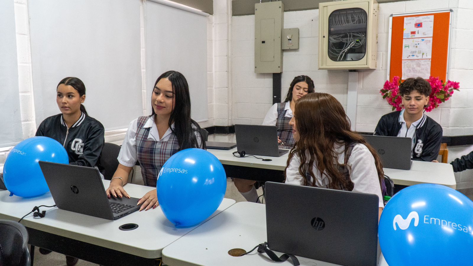 Instituciones educativas reciben donación de recursos tecnológicos para mejorar los procesos de enseñanza Instituciones educativas reciben donación de recursos tecnológicos para mejorar los procesos de enseñanza