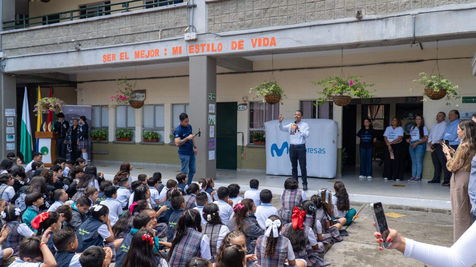 Instituciones educativas reciben donación de recursos tecnológicos para mejorar los procesos de enseñanza