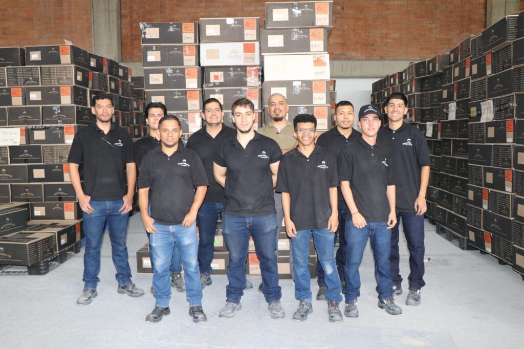 Julián Rey Caicedo Pacheco y sus compañeros de trabajo en Monterojo