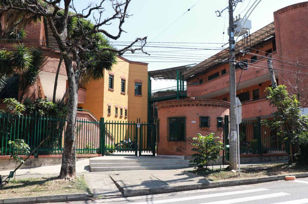 Institución Maestro Guillermo Vélez Vélez, ubicada en el barrio Aranjuez