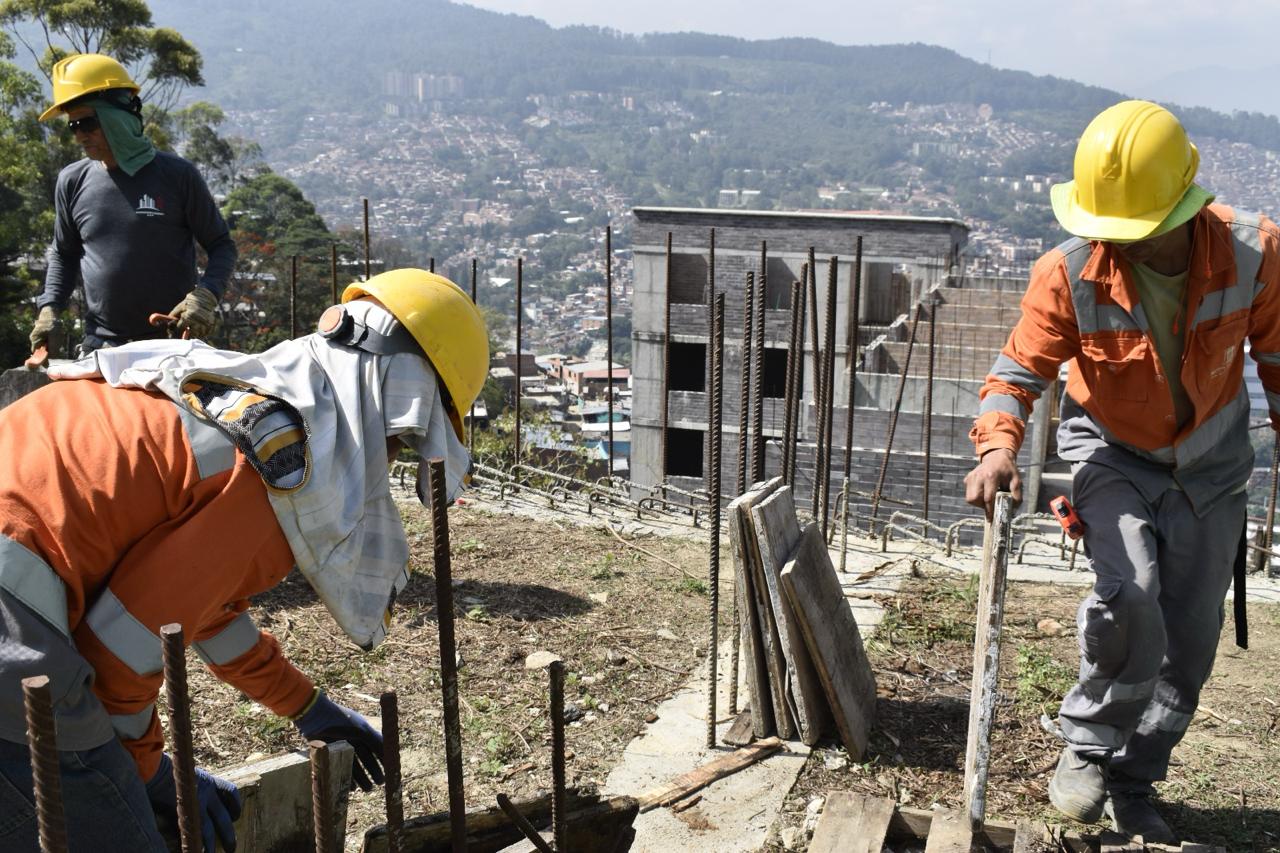 Tras más de dos años de suspensión, la Alcaldía de Medellín reanudó proyecto de vivienda social en la comuna 8 Villa Hermosa