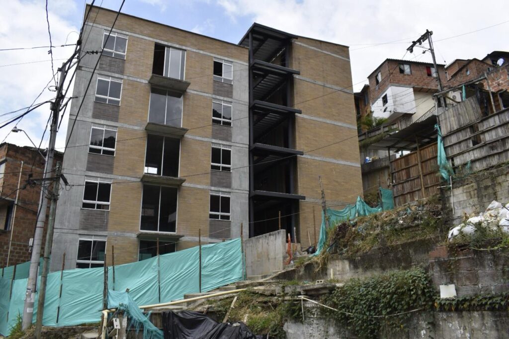 Tras más de dos años de suspensión, la Alcaldía de Medellín reanudó proyecto de vivienda social en la comuna 8 Villa Hermosa