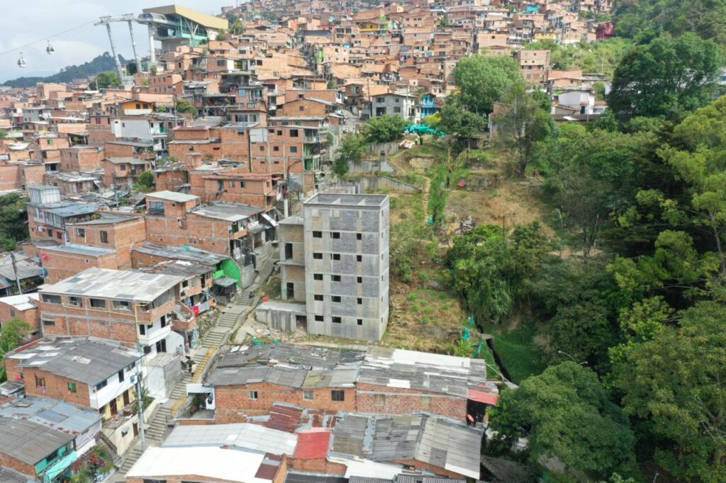 Tras más de dos años de suspensión, la Alcaldía de Medellín reanudó proyecto de vivienda social en la comuna 8 Villa Hermosa