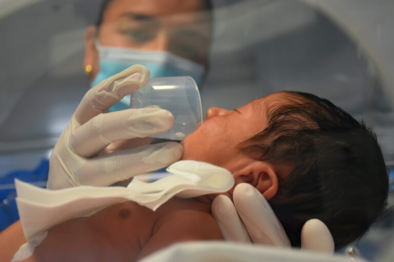 En los últimos 10 años, 9.115 bebés han recibido donación de leche materna, gracias al Hospital General de Medellín