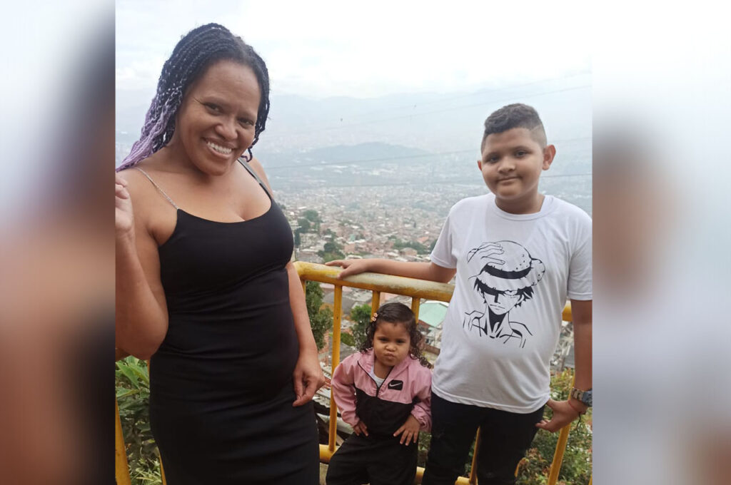 Yorma con su hermana Endrimar Sofía y su abuela Josefina Encarnación Tiniago Escobar