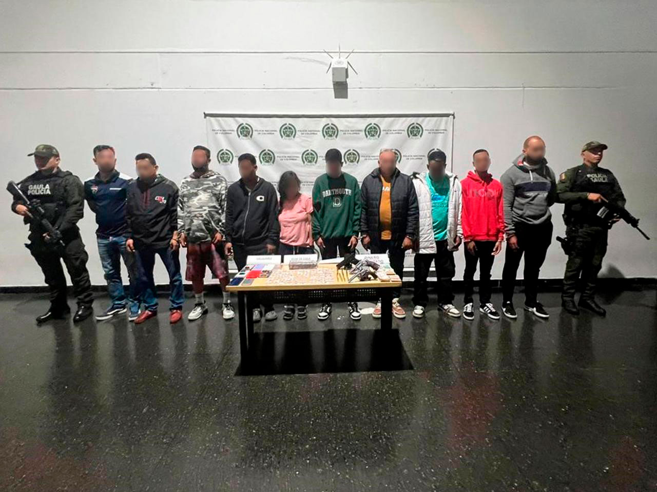 Autoridades capturan a diez presuntos extorsionistas que delinquían en cuatro comunas