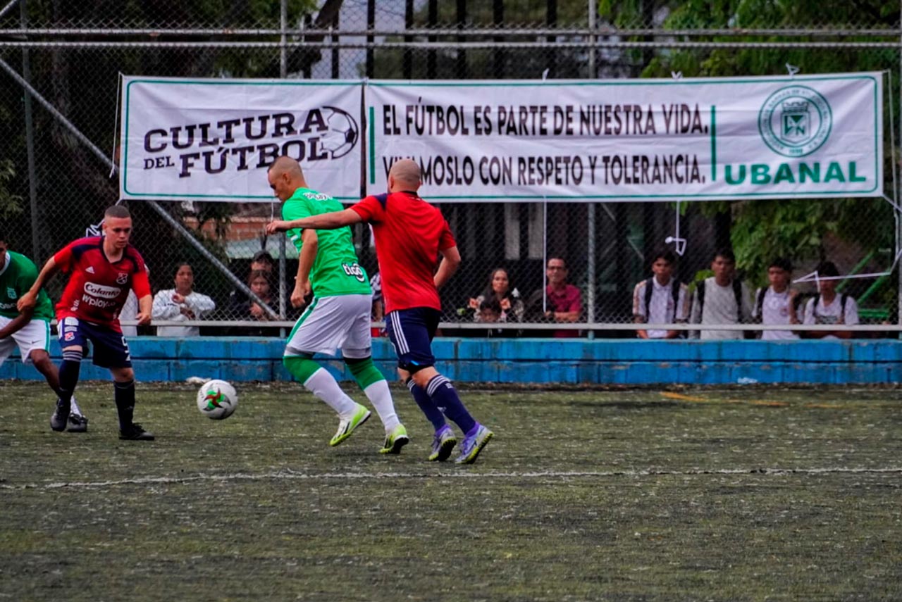 ‘Entre goles y memoria’: un evento para conversar con exfutbolistas y barristas sobre fútbol y paz en Medellín