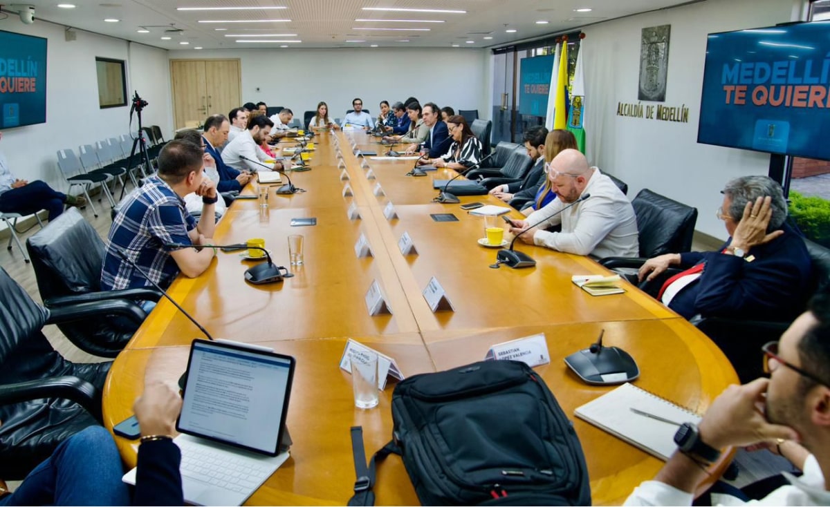 “EPM es y seguirá siendo 100 % pública”: alcalde de Medellín radicó ante el Concejo proyecto de acuerdo para enajenar las acciones en UNE