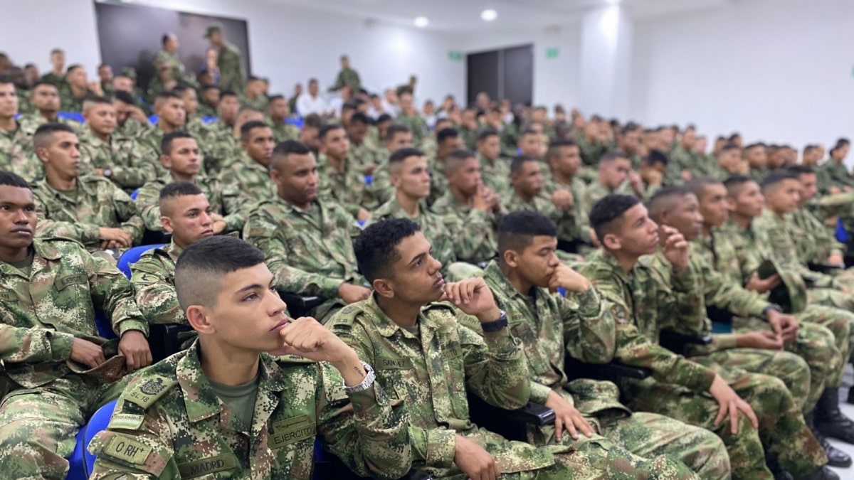 La Alcaldía de Medellín y la Cuarta Brigada del Ejército adelantaron feria de reincorporación a la vida civil